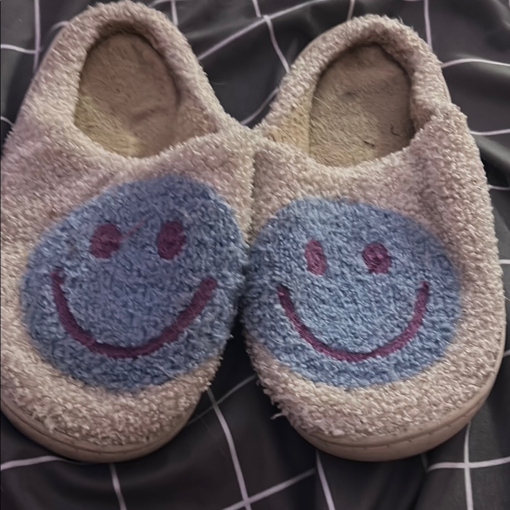 Cozy Kids' Smiley Face Slippers - Blue and Cream